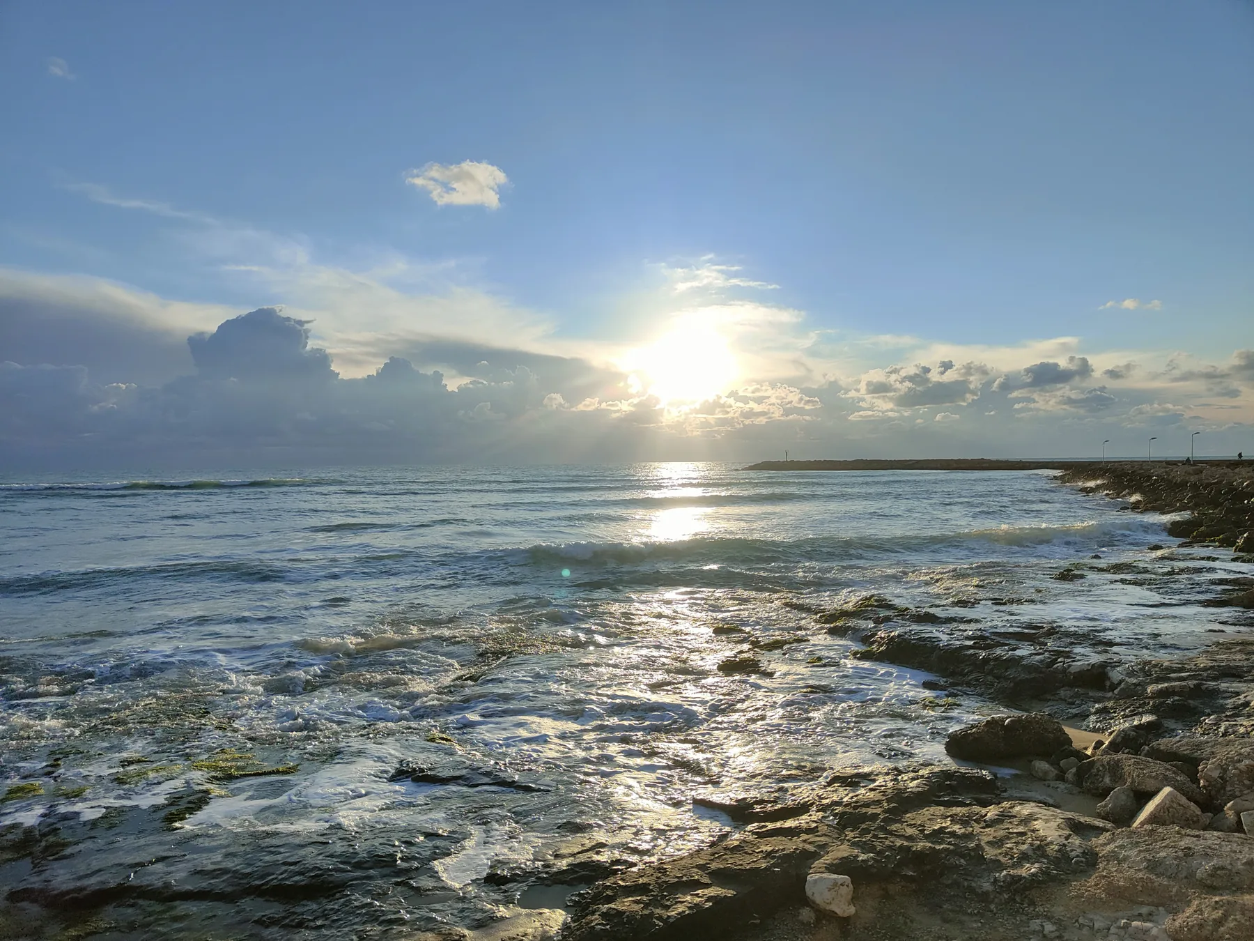 Mare e scogliera di Donnalucata in inverno