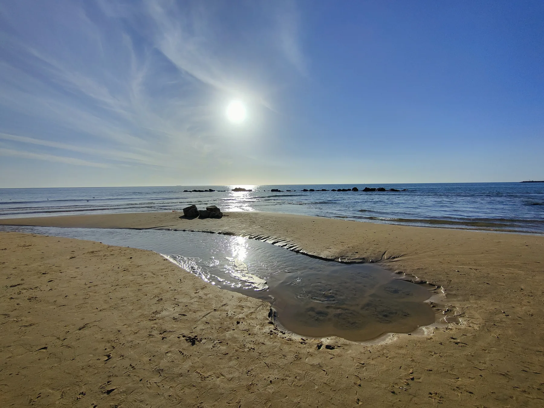 Spiaggia di Donnalucata con piccolo corso d’acqua verso il mare