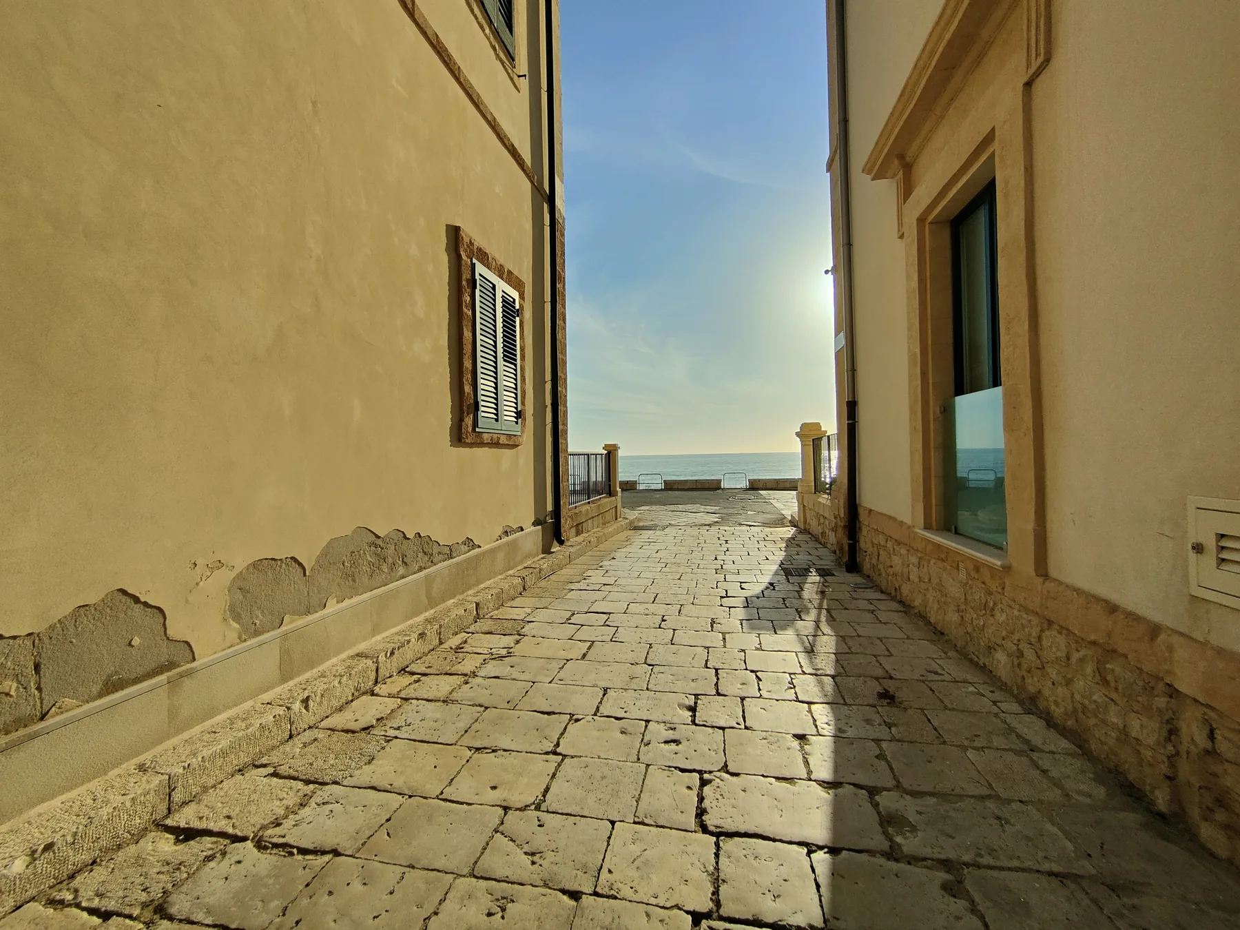 Vicolo in pietra che conduce al mare a Donnalucata