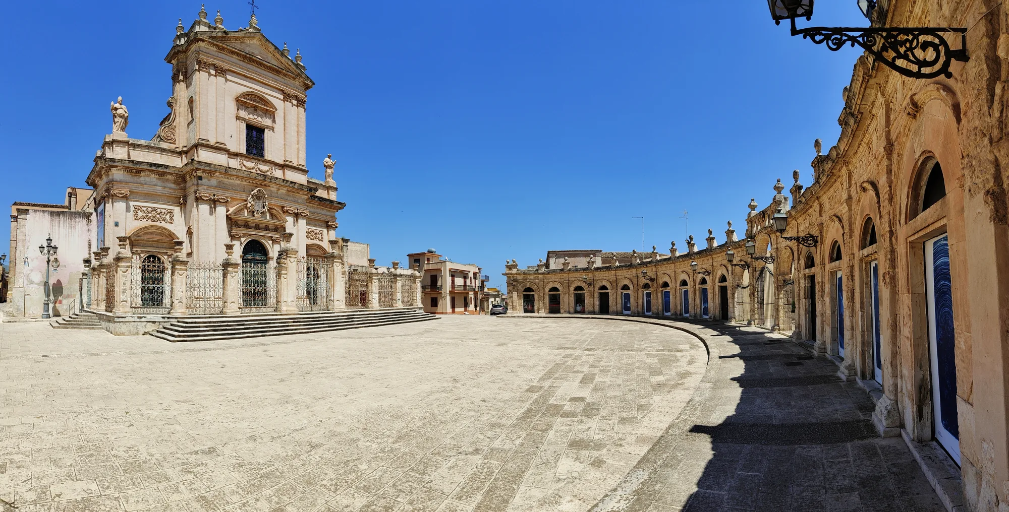 Basilica di Santa Maria Maggiore e Loggiato del Sinatra a Ispica