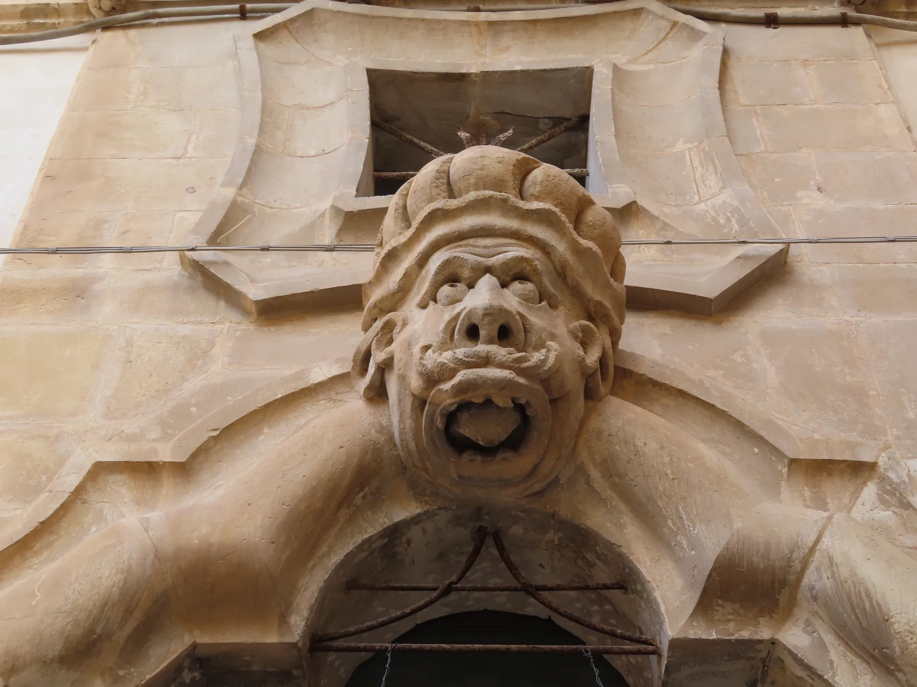 Mascherone barocco di Palazzo Beneventano a Scicli