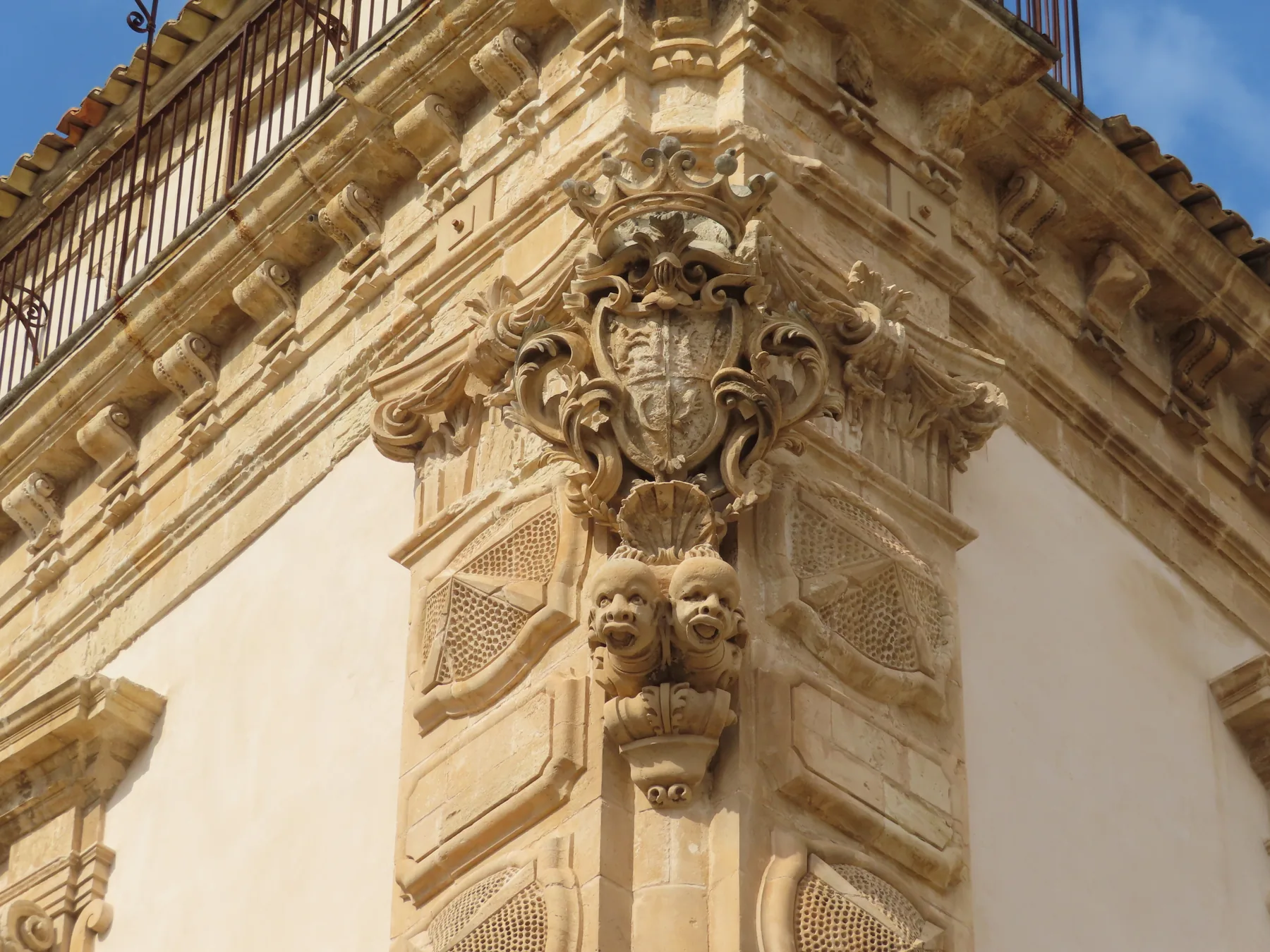 Stemma e decorazioni scolpite sul cantonale di Palazzo Beneventano