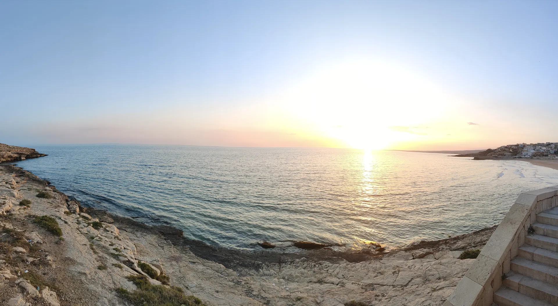Panorama della baia di Cava d’Aliga al tramonto